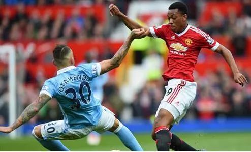  曼城德比战碾压曼联扩大优势  